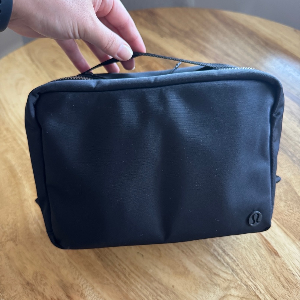 lululemon athletica toiletry bag